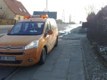 Rozlane szambo zamarzło na drodze w Skarbiszowie