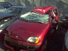 Dachowanie fiata seicento, kierująca z obrażeniami