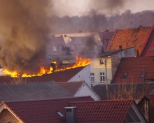W centrum Leśnicy spłonął dach domu