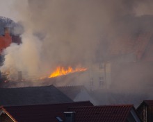 W centrum Leśnicy spłonął dach domu