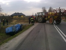 Toyota wyprzedzała traktor. Doszło do zderzenia