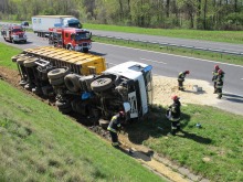 Przewrócona ciężarówka utrudniała ruch na autostradzie