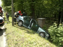 Kierowca zasłabł za kierownicą i uderzył w mur cmentarza