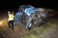 Ciężarówka w rowie, możliwe utrudnienia na trasie Opole-Kluczbork