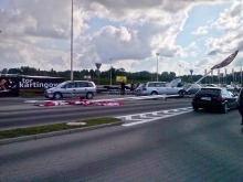 Kierująca audi ścięła maszty z flagami