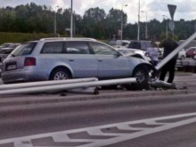 Kierująca audi ścięła maszty z flagami