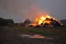 Powiat głubczycki w ogniu. Ktoś podpalił 37 stogów słomy