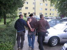 Chuligani z Brzegu niszczyli samochody i kradli paliwo