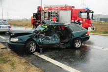 Kierowca audi zawracał na obwodnicy, zderzył się z ciężarówką