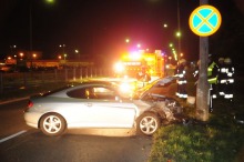 Kierowca sportowego samochodu rozbił się na latarni