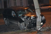 Pijany kierowca wjechał jeep'em w latarnię