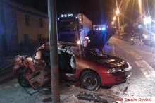 Pijany kierowca roztrzaskał auto o latarnię. Pasażer walczy o życie