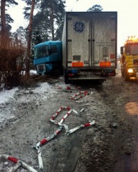 Ciężarówka w rowie. Kierowca próbował uniknąć zderzenia?