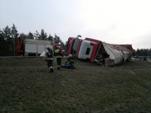 W ciężarówce jadącej autostradą odpadło koło