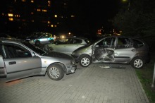 Pijani nastolatkowie szarżowali samochodem, uszkodzili dwa auta