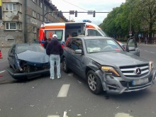 Kierowca mercedesa zignorował czerwone światło, doszło do zderzenia