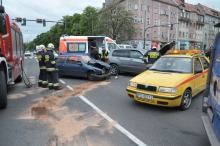 Kierowca mercedesa zignorował czerwone światło, doszło do zderzenia