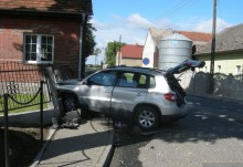 Pijany kierowca uciekał przed policją, zatrzymał się dopiero na ogrodzeniu