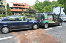 Wypadek z udziałem nieoznakowanego radiowozu. Policjanci są ranni.