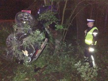 Dachowanie audi na ul. Strzeleckiej, auto zatrzymało się na drzewie