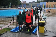Piłkarze przebierali się na basenie, bo szatnie są w remoncie