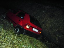 Pijany 19-latek bez prawa jazdy wjechał do kanału