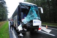 Autokar uderzył w przyczepę ze słomą