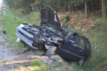 Zderzenie dwóch aut pod Dzikowem. Oba wylądowały w rowie.