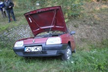 Zderzenie dwóch aut pod Dzikowem. Oba wylądowały w rowie.