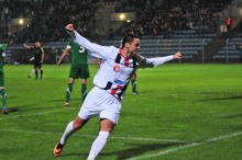  Marcin Kocur cieszy się po pięknym golu przeciwko Warcie, otwierającym wynik spotkania.
