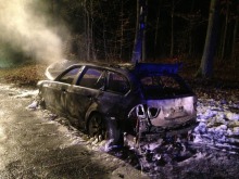 Na drodze z Bierdzan do Olesna doszczętnie spłonął samochód