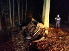 23-letni kierowca roztrzaskał BMW na drzewie