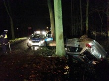 23-letni kierowca roztrzaskał BMW na drzewie