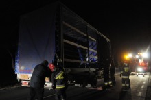 Silny wiatr przewrócił ciężarówkę pod Paczkowem