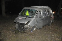 Bus dachował podczas wyprzedzania