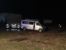 Bus dachował podczas wyprzedzania