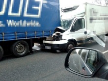 Samochód dostawczy wbił się w tył ciężarówki