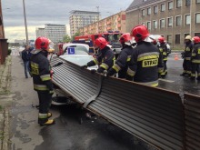 Peugeot uderzył w pojazd nauki jazdy i dachował