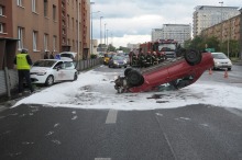 Peugeot uderzył w pojazd nauki jazdy i dachował