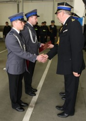 Policjanci uratowali dwie osoby z płonącego budynku