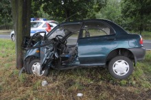 Kierowca mazdy wpadł w poślizg i uderzył w drzewo