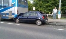  Karambol na ulicy Oleskiej. Uszkodzony autobus i dwa auta.