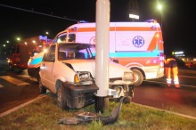 Jechał za szybko i uderzył w sygnalizator