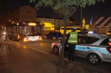 Pieszy wtargnął na jezdnię prosto pod jadący autobus