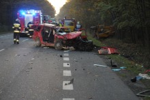 Wypadek podczas wyprzedzania. 2 rannych, 4 uszkodzone pojazdy.