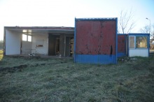 Zdewastowane baraki straszą nad Kanałem Ulgi