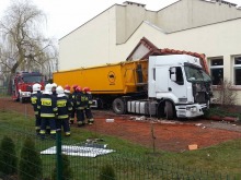 Ciężarówka wjechała w salę gimnastyczną podstawówki w Chróścicach