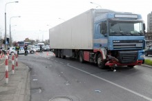 Volkswagen golf zderzył się z ciężarówką na Zaodrzu