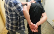 Niesprawnym autem bez prawa jazdy wiózł amfetaminę