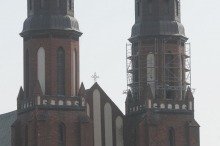 Ruszają prace przy naprawie wieży opolskiej katedry